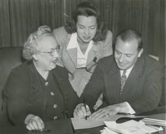 Jimmy Dykes with Grace and Dorothy Comiskey photograph, 1941 August 13