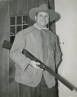 Jimmie Foxx Holding Gun photograph, 1938 November 02