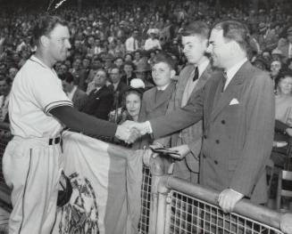 Mel Ott with Governor Dewey photograph, 1947 May 31