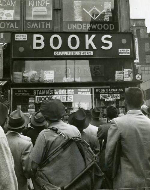 Fans Watch World Series Scoreboard on Fulton and Broadway, photograph 1955 September 29