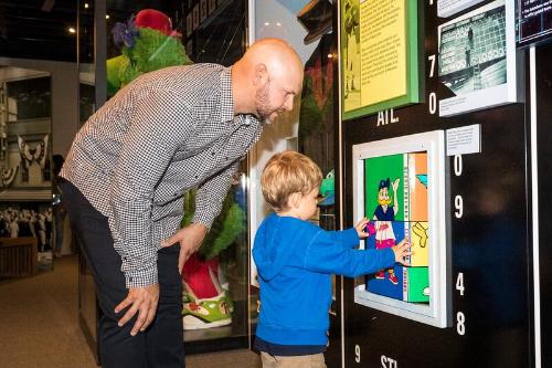 Cody Ross and Son at the National Baseball Hall of Fame and Museum photograph, 2017 May 26