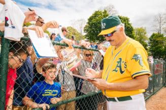 Rollie Fingers Signing Autographs photograph, 2017 May 27