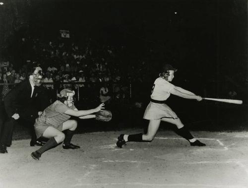 Jenny Romatowski and Ruth Lessing photograph, between 1946 and 1949